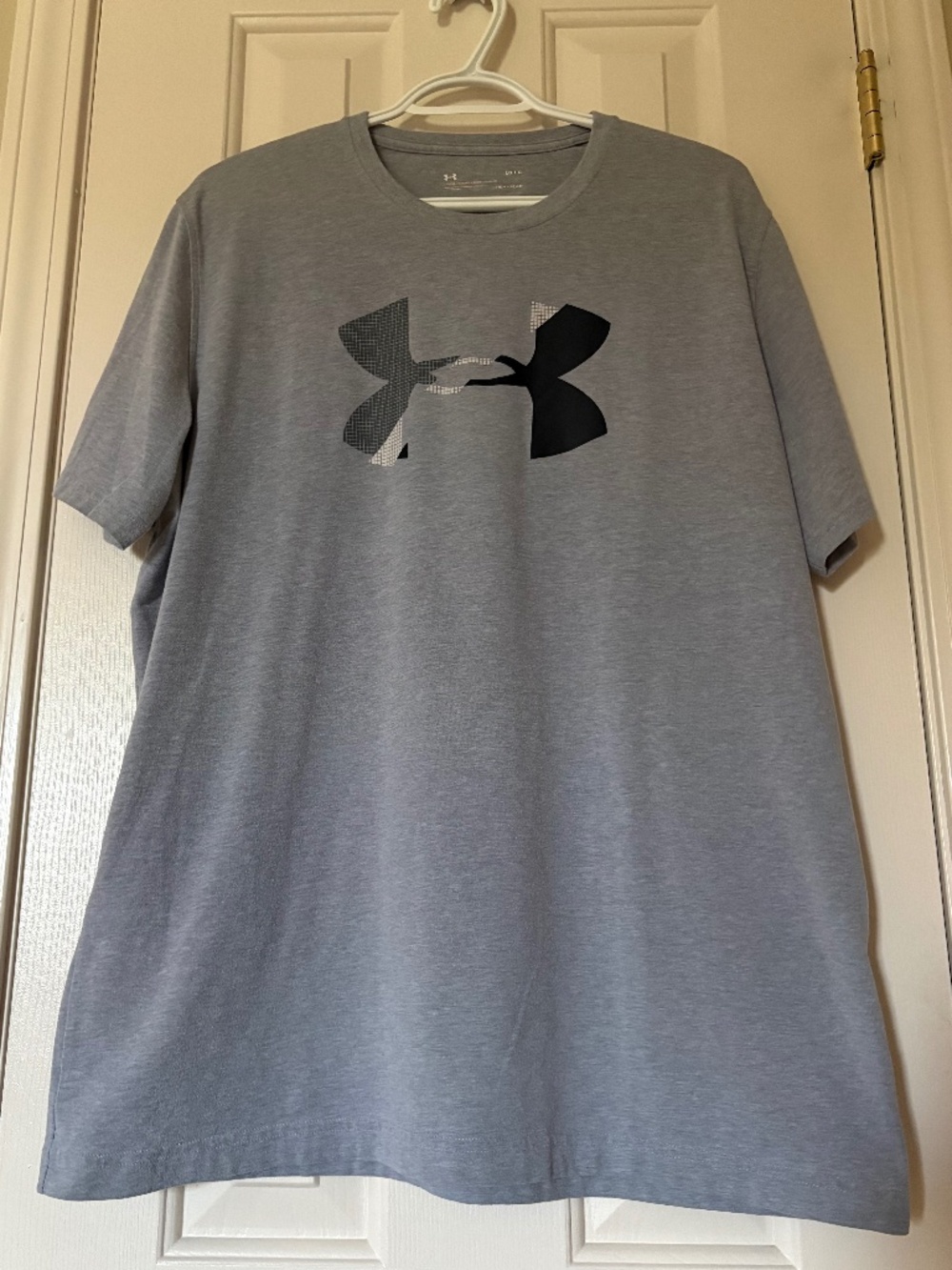 Under Armour Size Large Gray T-Shirt with Black and Gray Logo
